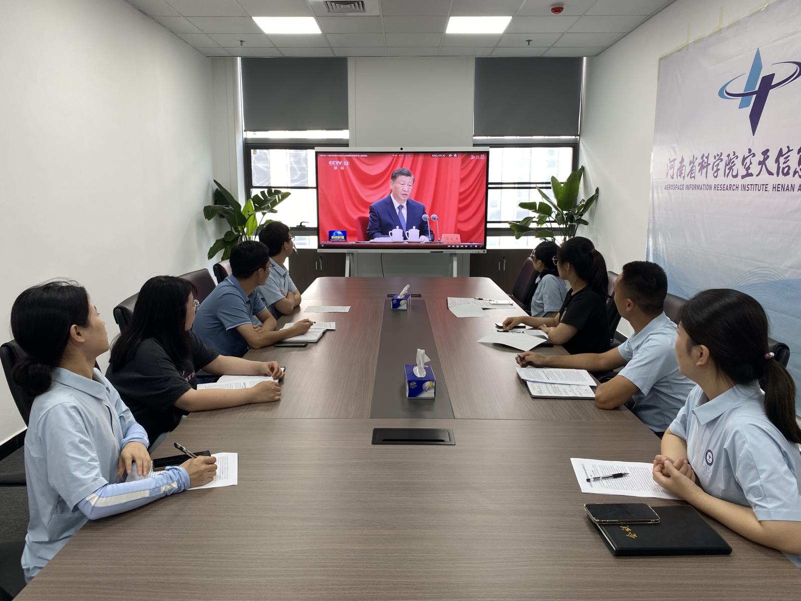 开会照片3.jpg 开会照片3.jpg