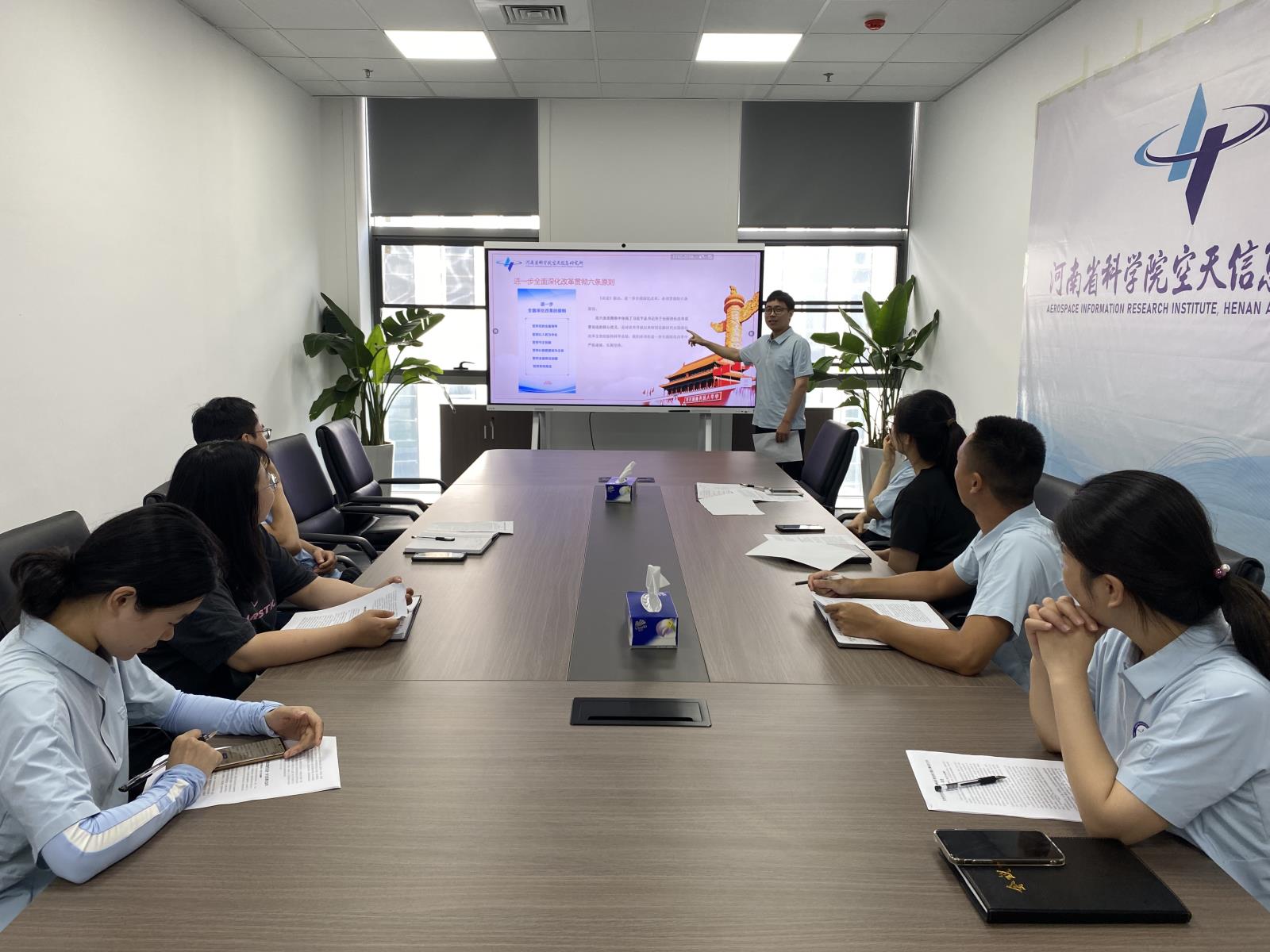 开会照片4.jpg 开会照片4.jpg