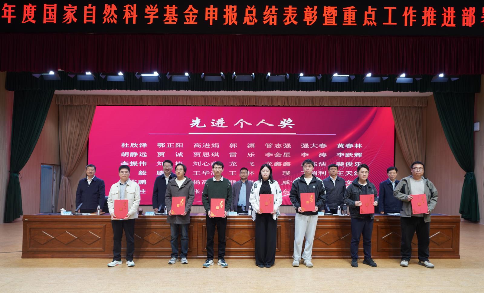 先进个人奖（张航-右1、张文松-右2）.JPG